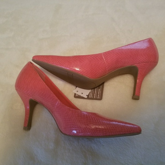 coral pumps payless
